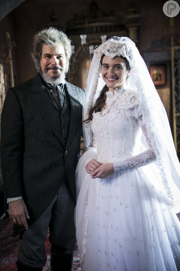 Em o 'Tempo Não Para', Juliana Paiva será obrigada pelo pai, papel de Edson Celulari, a se casar obrigada