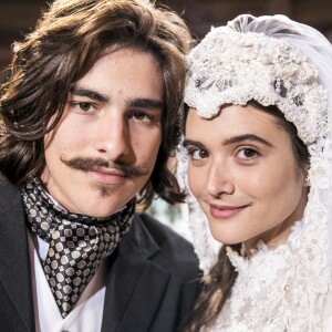 Em 'O Tempo Não Para', Juliana Paiva é obrigada a casar com Bento, personagem de Bruno Montaleone, após o rapaz vê-la seminua