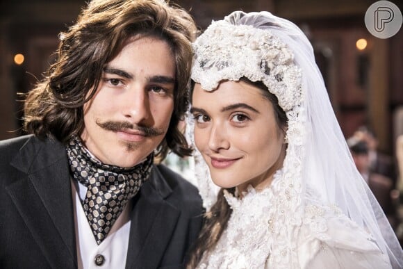 Em 'O Tempo Não Para', Juliana Paiva é obrigada a casar com Bento, personagem de Bruno Montaleone, após o rapaz vê-la seminua