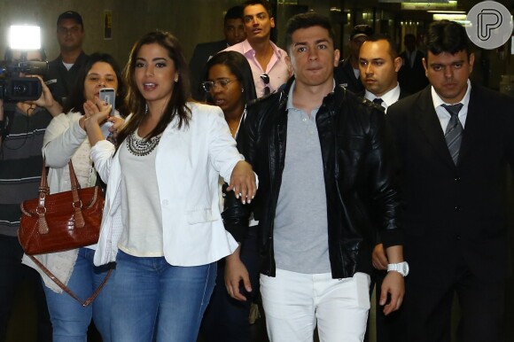 Anitta esteve no Fórum do Rio de Janeiro e foi cercada por jornalistas na saída do local
