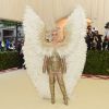 vestindo Versace, Katy Perry escolheu um modelo de botas dourado para o baile do Met 
