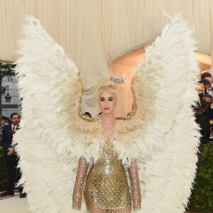 vestindo Versace, Katy Perry escolheu um modelo de botas dourado para o baile do Met 