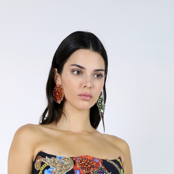 Kendall Jenner vestiu botas over the knee para campanha de pré-primavera 2019 da Versace