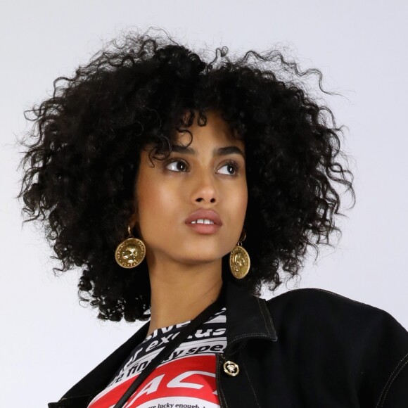 Over the Knee em jeans da Versace, esta é em denim escuro 