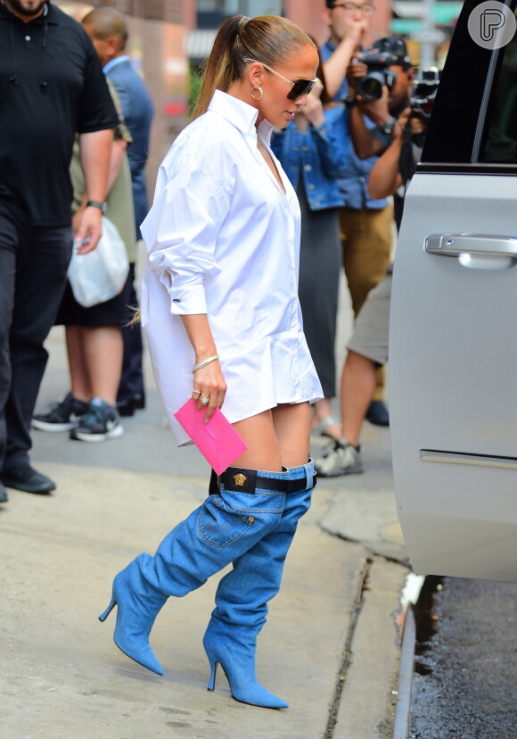 A cantora e atriz escolheu o look de camisa oversized e botas jeans para ir ao Music Choice, em Nova York