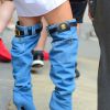 Over the Knee escolhida por J-Lo tem acabamentos especiais, como bolsos e cinto, como se fosse uma calça jeans