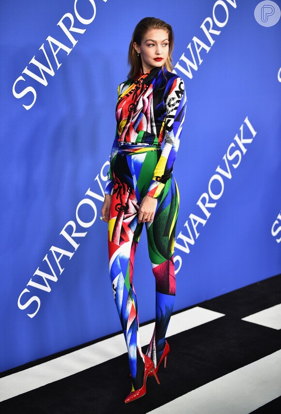 Esportivo de luxo no look Versace de Gigi Hadid