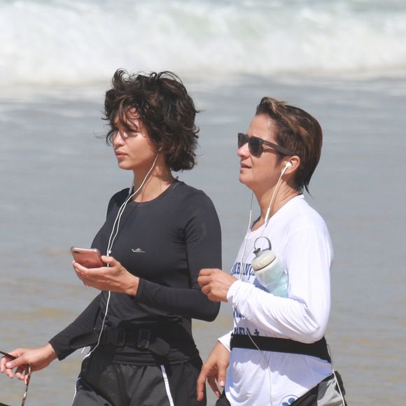 Nanda Costa diz que primeito beijo na namorada, Lan Lanh, foi 'na trave'