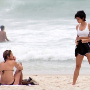 Nanda Costa se preocupava com os flagras em público, diferentemente da namorada, Lan Lanh: 'Às vezes, eu ficava 'Caramba, pegaram a gente na praia, tiraram uma foto'. E aí ela falava: 'Tá, mas eu estou gatinha?'. Ela não estava nem aí'