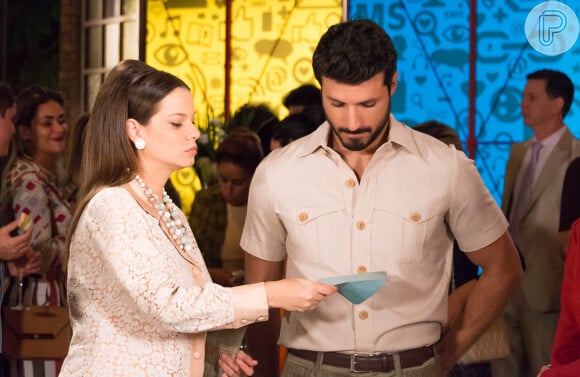Luísa (Milena Toscano) lê a carta em que diz que sonha em ser artista e viver com Marcelo (Murilo Cezar), na novela 'As Aventuras de Poliana'