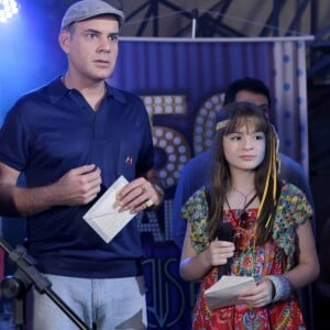 Durval (Marat Descartes) fica em choque ao constatar que Poliana (Sophia Valverde) é sua sobrinha na novela 'As Aventuras de Poliana'