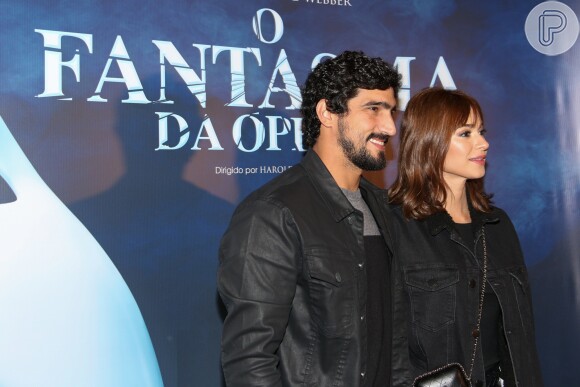 Thaila Ayala e o namorado, Renato Góes, na sessão para convidados do musical 'O Fantasma da Ópera'