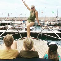 Angélica posa de maiô em passeio de barco com os filhos: 'Mamãe presepeira'