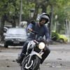 Cauã Reymond está fazendo aula de moto para interpretar um motoqueiro no filme 'Língua Seca'