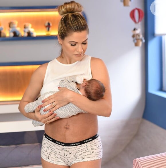 Andressa Suita exibiu o corpo pós-parto ao amamentar o segundo filho, Gabriel, em seu Instagram, nesta quinta-feira, 2 de agosto de 2018