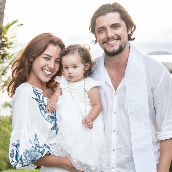 Bruno Gissoni e Yanna Lavigne tiveram casamento surpresa em batizado da filha, Madalena