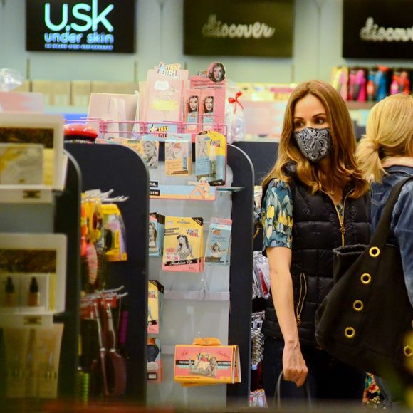 Lutando contra um câncer de mama, Ana Furtado explicou o motivo de usar máscara