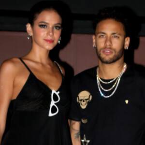 'Hoje é seu aniversário, mas quem ganha o presente sou eu, por ter você em minha vida. Parabéns, amor. Hoje é um dia especial para quem te ama. Amo você', escreveu Neymar para Bruna Marquezine