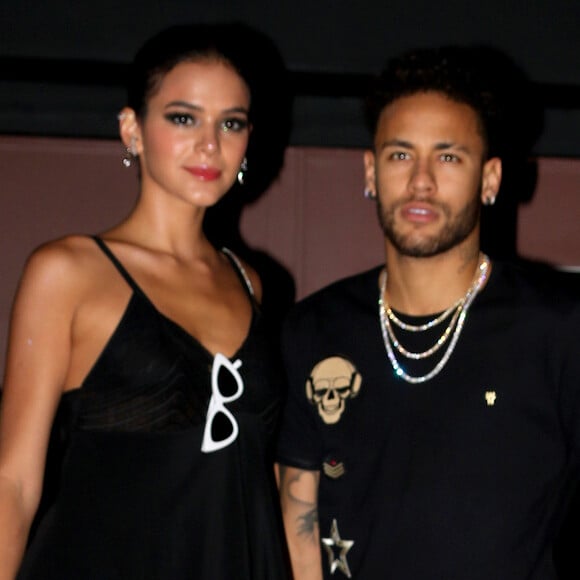 'Hoje é seu aniversário, mas quem ganha o presente sou eu, por ter você em minha vida. Parabéns, amor. Hoje é um dia especial para quem te ama. Amo você', escreveu Neymar para Bruna Marquezine