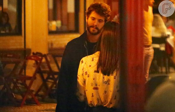 Maurício Destri e Vitória Strada são fotografados em barzinho na Gávea, na Zona Sul do Rio de Janeiro, na noite deste sábado, 4 de agosto de 2018