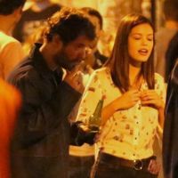 Maurício Destri curte noite com a atriz Vitória Strada em bar no Rio. Veja fotos