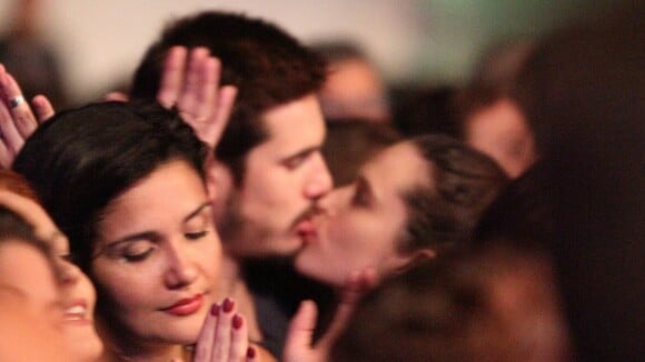 Casal em novela, Juliana Paiva e Nicolas Prattes se beijam em show. Fotos!