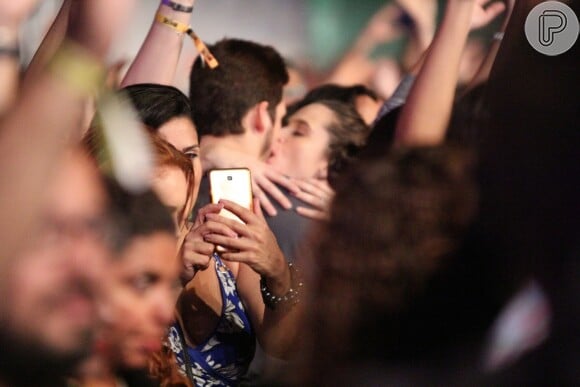 Juliana Paiva e Nicolas Prattes trocam beijos em show realizado na Marina da Glória, zona sul do Rio de Janeiro, neste domingo, 5 de agosto de 2018