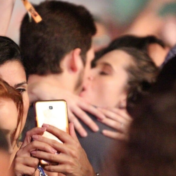 Juliana Paiva e Nicolas Prattes trocam beijos em show realizado na Marina da Glória, zona sul do Rio de Janeiro, neste domingo, 5 de agosto de 2018