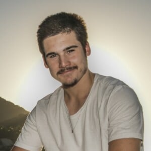 Samuca (Nicolas Prattes) pede para Marocas (Juliana Paiva) largar os costumes do século passado, nos próximos capítulos da novela 'O Tempo Não Para': 'Tá na hora de você se acostumar com as coisas!'