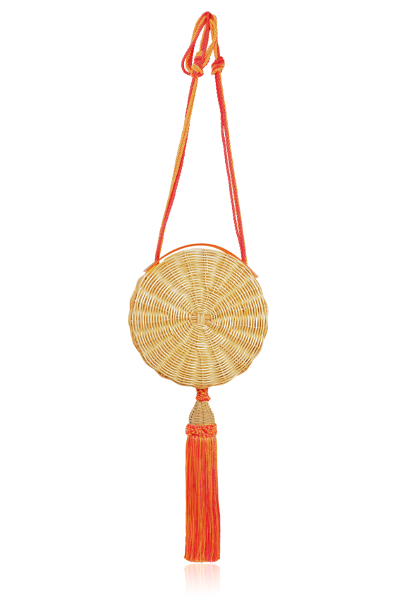 Bolsa balaio da marca Waiwai Rio, feita com estrutura em vime, tampa em acrílico, alça de algodão e pingente de seda na cor laranja