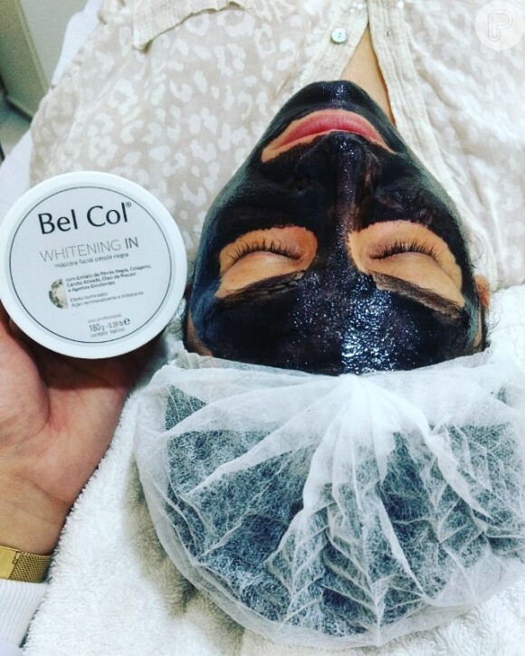 Máscara da Bel Col usa carvão ativado para clareamento e controle da oleosidade