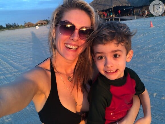 Ana Hickmann está curtindo férias com filho, Alexandre Jr., em Jericoacoara