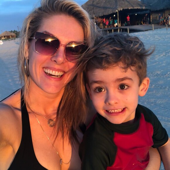 Ana Hickmann está curtindo férias com filho, Alexandre Jr., em Jericoacoara