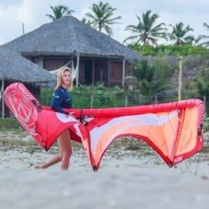 De férias, Ana Hickmann praticou kitesurf em Jericoacoara 