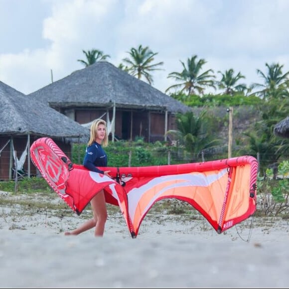 De férias, Ana Hickmann praticou kitesurf em Jericoacoara 