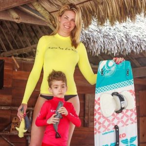 Ana Hickmann está curtindo férias ao lado do filho em Jericoacoara