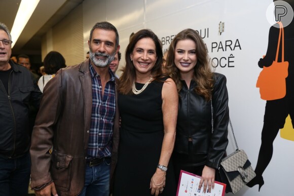 Marcos Pasquim e Rayanne Morais posaram juntos com o elenco da peça 'Pippin'