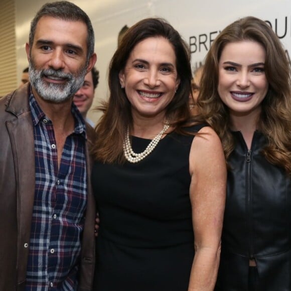 Marcos Pasquim e Rayanne Morais posaram juntos com o elenco da peça 'Pippin'