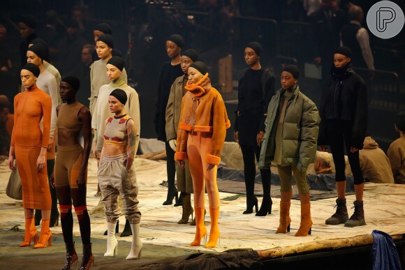 Tendência polêmica: Legging com salto alto na mira das fashionistas. Na passarela da Yeezy, grife de Kanye West
