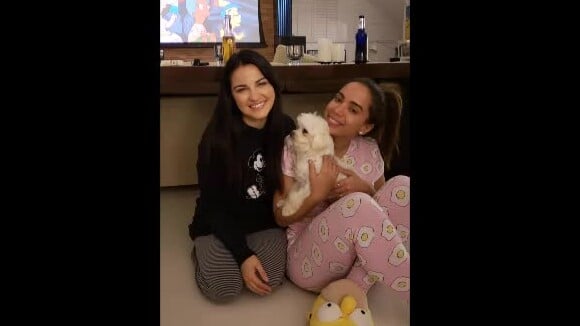 Anitta faz festa do pijama com ex-RBD Maitê Perroni: 'Ela dorme de tênis'