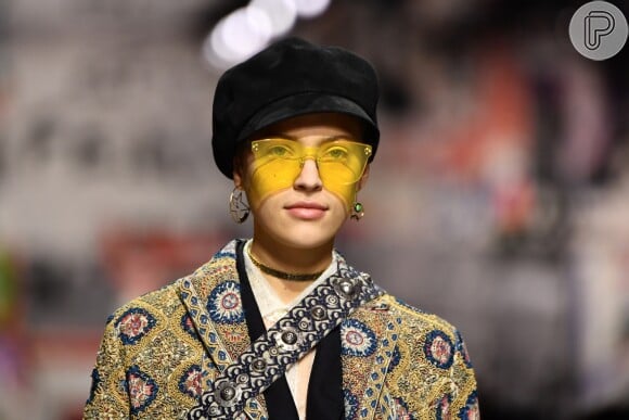 Os óculos colorquake da Dior: em modelo mais arredondado, amarelo, no desfile de outono/inverno 2019 da marca