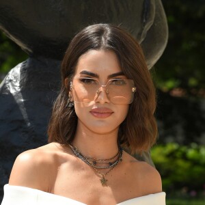 Os óculos colorquake da Dior: Camila Coelho escolheu o modelo em bege para ir ao desfile de alta-costura da marca