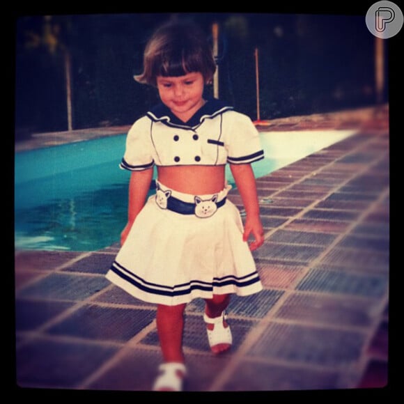 Carol Francischini publicou, em 2012, uma foto de quando era pequena vestida de marinheira. Uma gracinha, não?