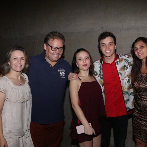 Larissa Manoela filmou o namorado, Leo Cidade, dançando 'Só Quer Vrau' com sua mãe, Silvana Santos