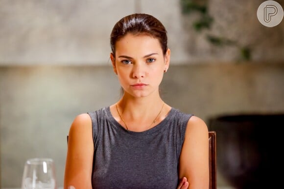 Luísa (Milena Toscano) fica irritada com Débora (Lisandra Cortez) na novela 'As Aventuras de Poliana'