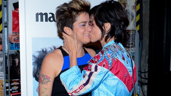 Nanda Costa troca beijo com Lan Lanh ao lançar revista: 'Amor da minha vida'