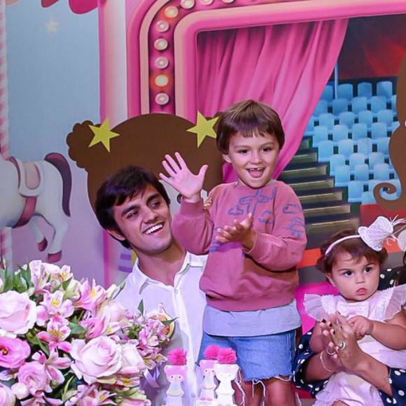 Felipe Simas e os filhos Joaquim, de 4 anos, e Maria, de 1