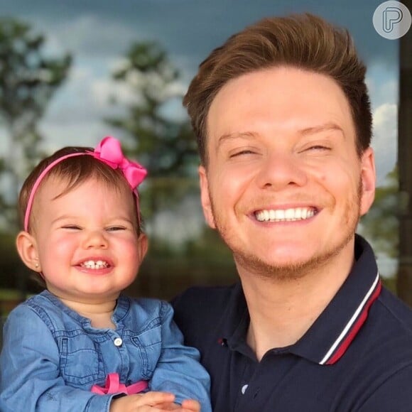 Michel Teló posa sorridente com a filha, Melinda, de 2 anos