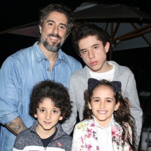O apresentador Marcos Mion com os filhos Romeo, de 13 anos, Donatella e Stefano, de 9