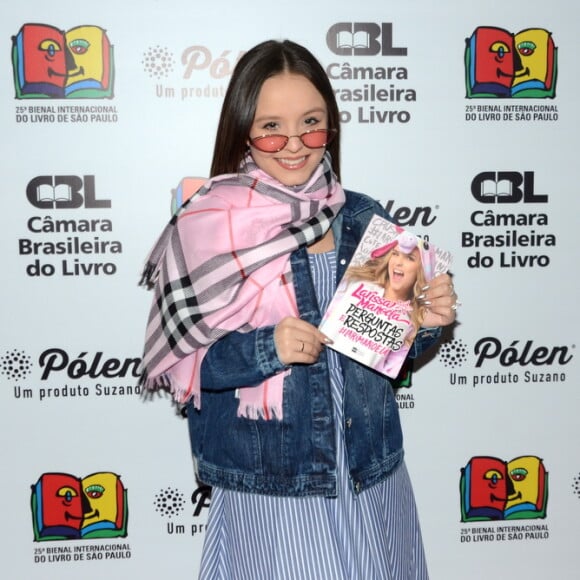 Larissa Manoela lançou seu livro e posou para fotos neste sábado, 11 de agosto de 2018